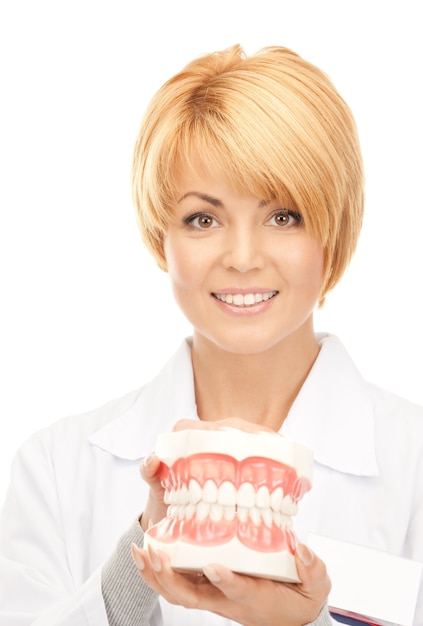 photo d'une femme médecin séduisante avec des mâchoires