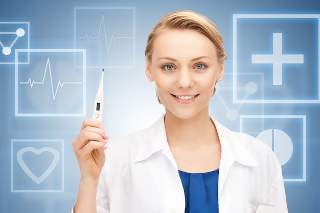 photo d'une femme médecin séduisante avec thermomètre