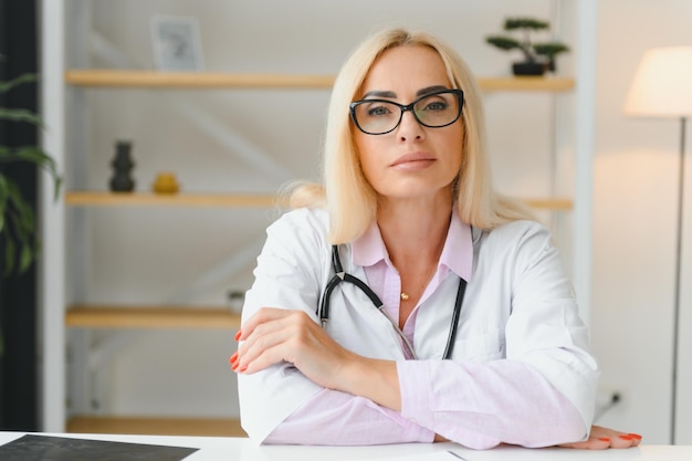 Photo d'une femme médecin travaillant assise à son bureau devant un ordinateur portable