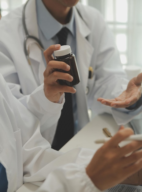 Photo photo d'une femme médecin travaillant sur une expertise médicale alors qu'elle était assise à son bureau devant un ordinateur portable