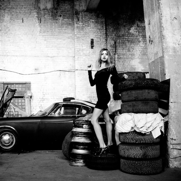 photo d'une femme à la mode dans un garage rétro