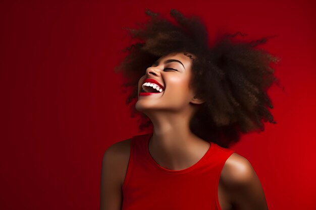 Photo d'une femme noire heureuse sur le fond du studio et l'espace de copie