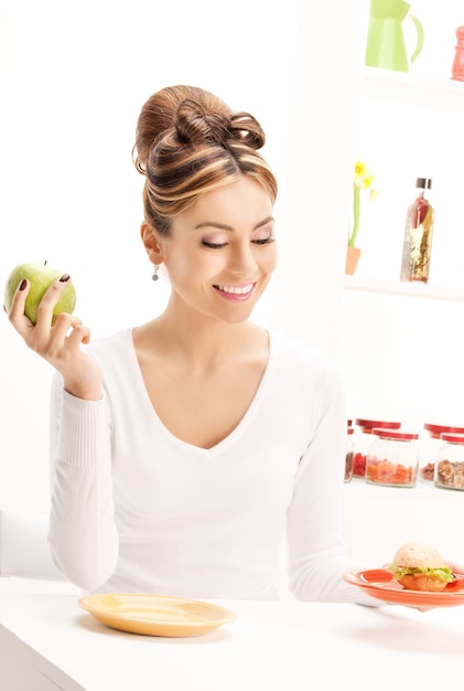 photo de femme avec pomme verte et sandwich