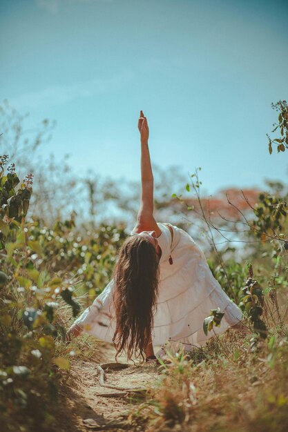 Photo photo de la femme portant une robe blanche