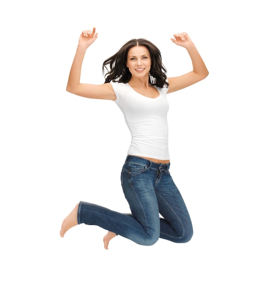 photo d'une femme qui saute en t-shirt blanc vierge