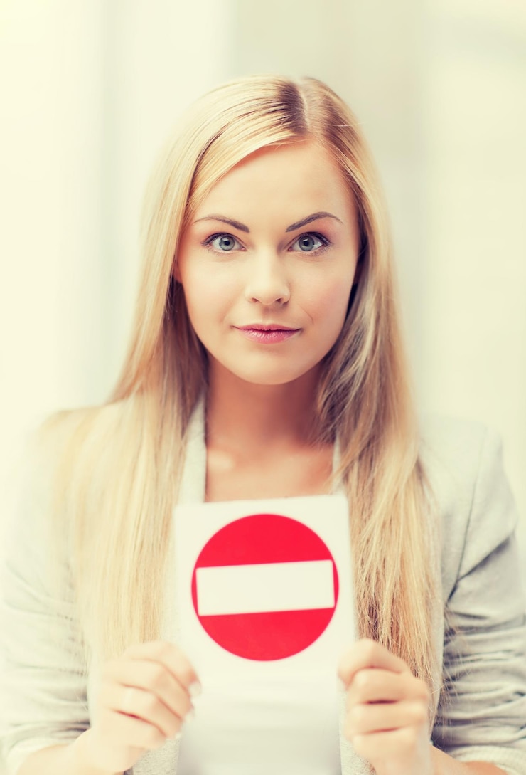 Photo photo d'une femme sans signe d'entrée ..