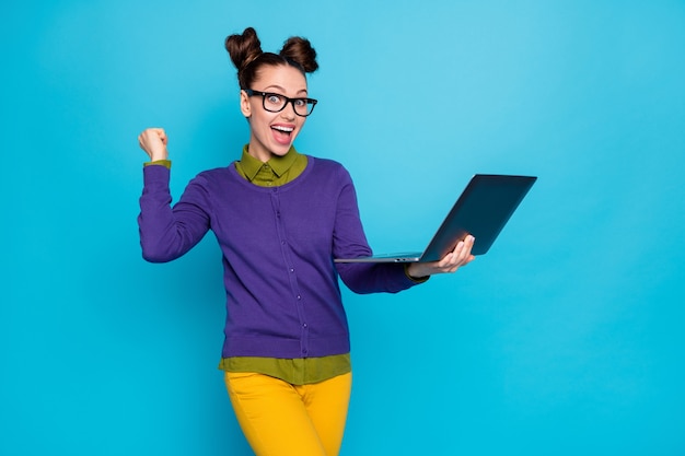 Photo D'une Femme Séduisante Deux Jolis Petits Pains Tenir La Distance Du Cahier étudier étudiant Assidu Lire Le Courrier électronique Du Professeur Bonnes Notes Notes Porter Des Spécifications Tenue Décontractée Fond De Couleur Bleu Isolé