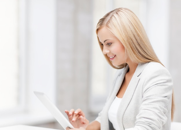 photo de femme souriante avec tablet pc