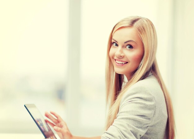 photo d'une femme souriante avec un tablet pc