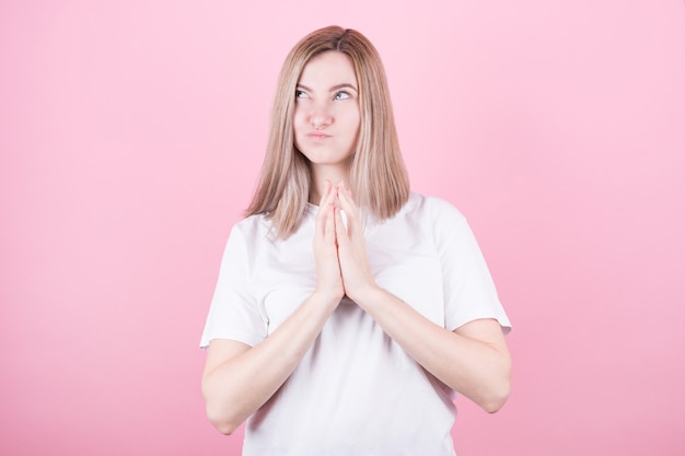 Photo d'une femme sournoise avec les doigts croisés, traçant quelque chose