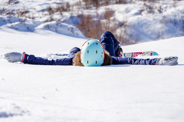 Photo de femme sportive avec snowboard couché