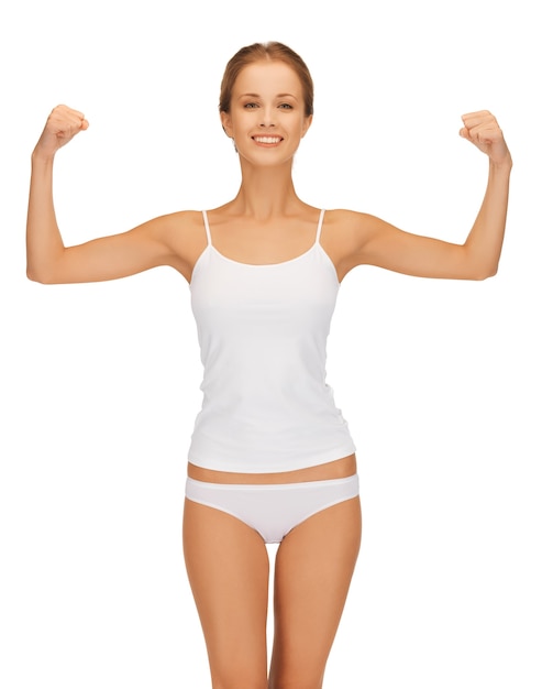 Photo d'une femme sportive en sous-vêtements en coton fléchissant ses biceps