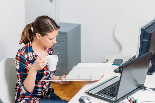 Photo de femme tenant un café