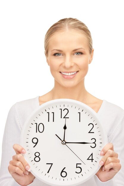 photo de femme tenant une grosse horloge sur blanc