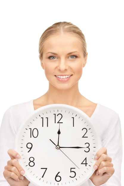 photo de femme tenant une grosse horloge sur blanc