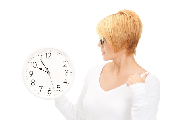 photo de femme tenant une grosse horloge sur blanc