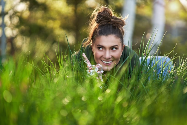 Photo d'une femme travaillant avec des outils dans le jardin