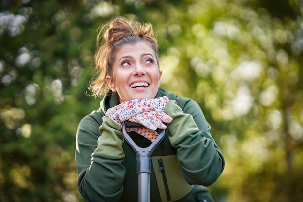 Photo d'une femme travaillant avec des outils dans le jardin