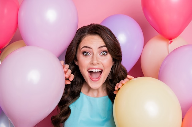 Photo de la fête de l'événement de célébration de la dame assez drôle de nombreux ballons à air anniversaire émotions ravies