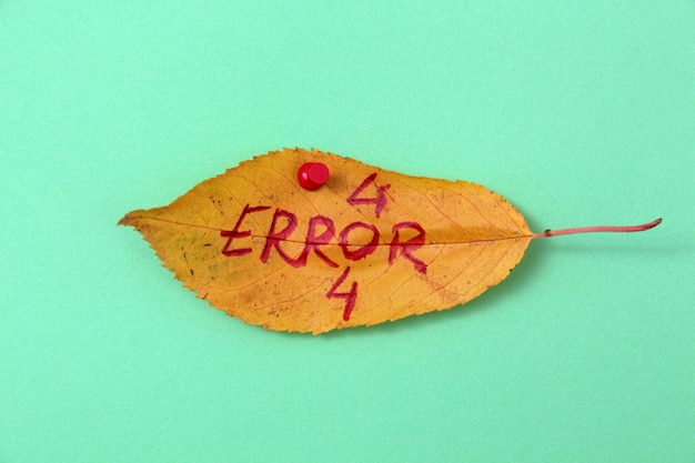 photo d'une feuille de noyer d'automne avec erreur de texte manuscrite 404