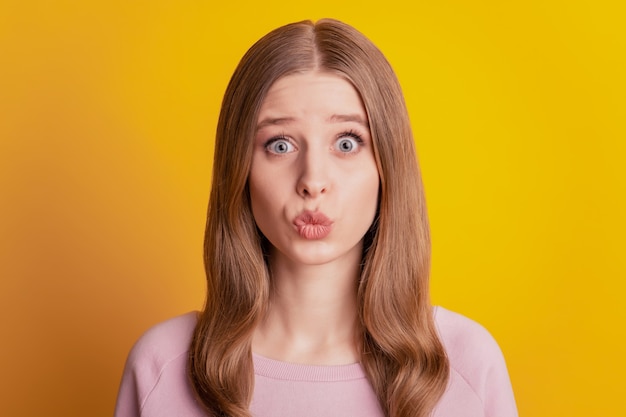 Photo d'une fille affectueuse romantique envoyer un air kiss look camera sur fond jaune