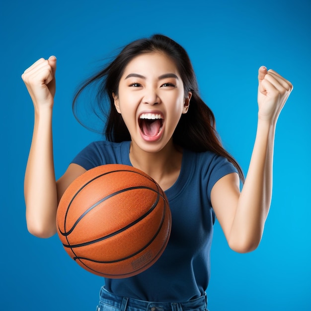 Une photo d'une fille asiatique en train de tenir une balle.