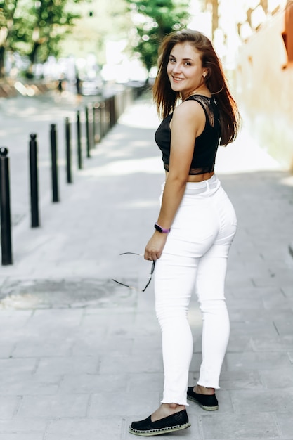 Photo d'une fille aux cheveux longs dans la rue