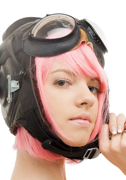 photo de fille aux cheveux roses en casque d'aviateur