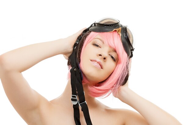 photo de fille aux cheveux roses en casque d'aviateur