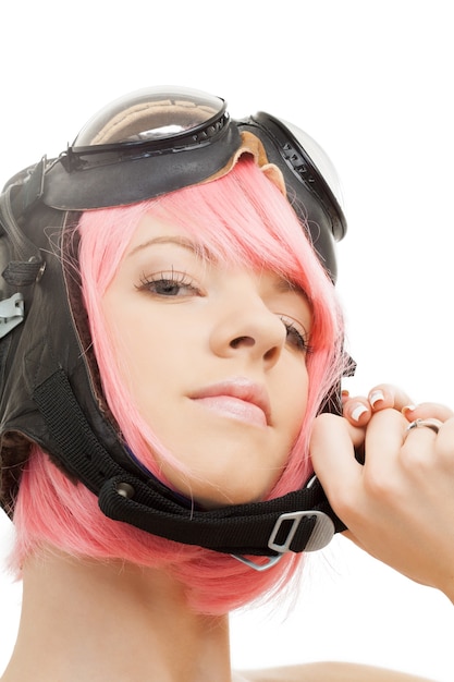 photo de fille aux cheveux roses en casque d'aviateur