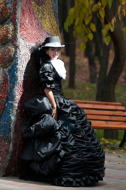 photo d'une fille dans une belle robe sur la nature du théâtre