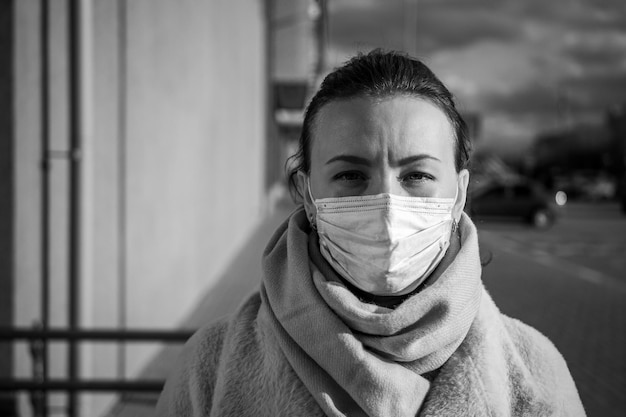 Une photo d'une fille dans un masque a isolé la pandémie de Covid19