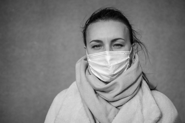 Une photo d'une fille dans un masque a isolé la pandémie de Covid19