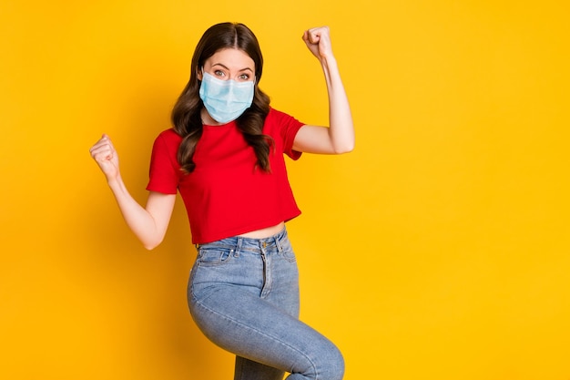 Photo D'une Fille Folle Ravie Qui Lève Les Poings à La Loterie, Porte Des Vêtements Respiratoires Isolés Sur Fond De Couleur Vive