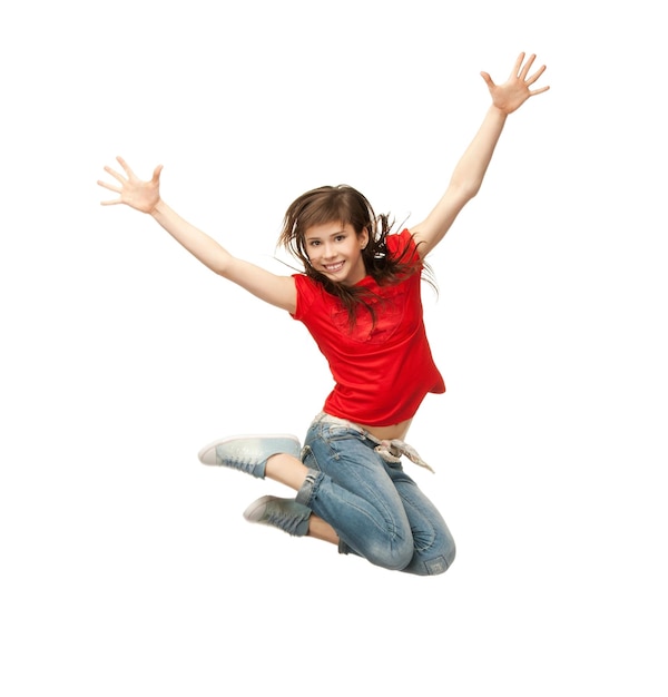 photo d'une fille heureuse sautant en l'air