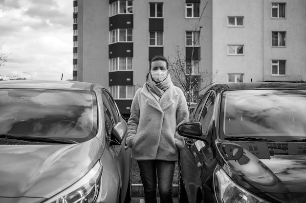 Photo d'une fille portant un masque dans la rue isolée de la pandémie de Covid19
