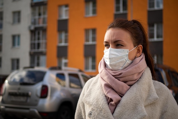 Photo d'une fille portant un masque dans la rue pendant la pandémie de Covid19