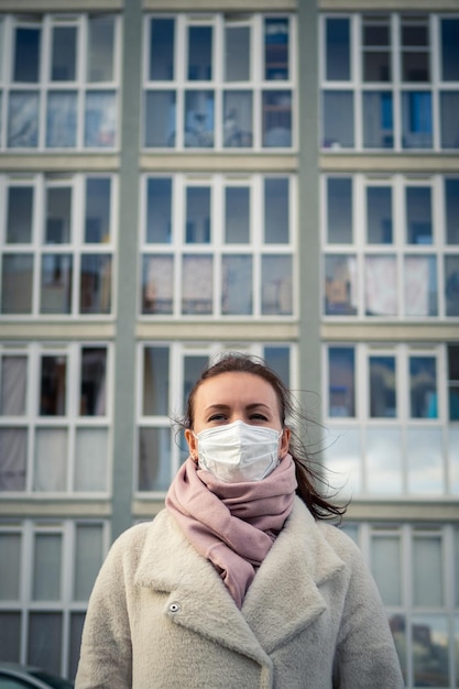 Photo d'une fille portant un masque dans la rue pendant la pandémie de Covid19