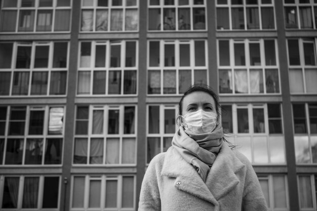 Photo d'une fille portant un masque dans la rue pendant la pandémie de Covid19