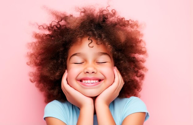 Photo d'une fille souriante célébrant la journée des enfants