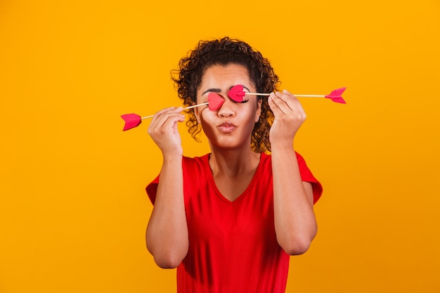 Photo D'une Fille Tenant Les Flèches De Cupidon.