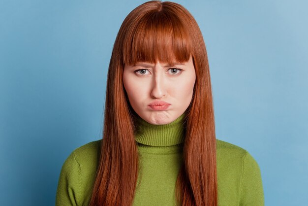 Photo d'une fille triste offensée isolée sur fond bleu