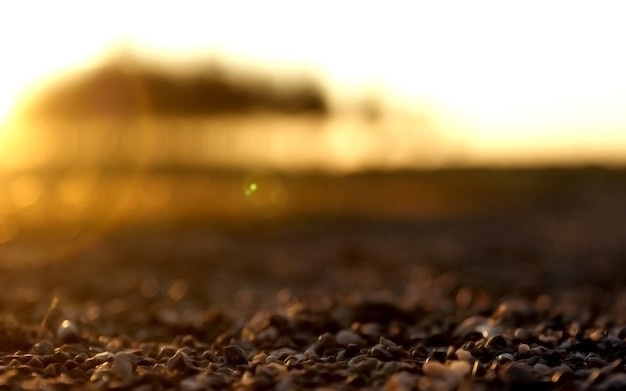 Photo une photo floue d'un coucher de soleil avec une lumière verte en arrière-plan