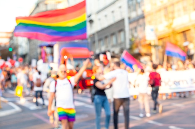 Une photo floue des participants au défilé de la fierté gay LGBT