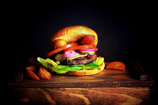 Photo de fond sombre de hamburger.