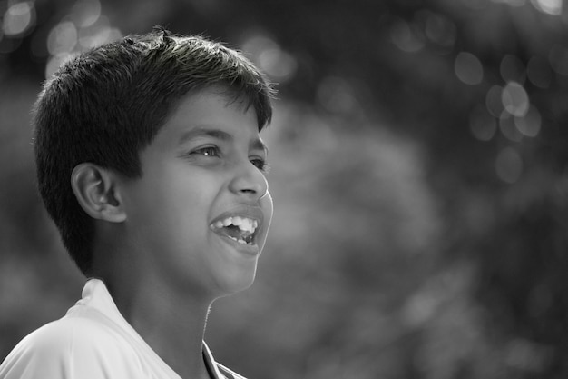 Photo Franche D'un Enfant Indien Heureux Regardant à Distance Les émotions Des Enfants Place Pour Le Texte