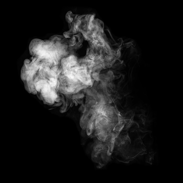Photo de fumée blanche isolée sur fond noir