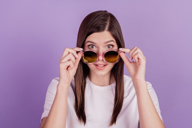 Photo de funny girl touch lunettes de soleil isolé sur fond violet