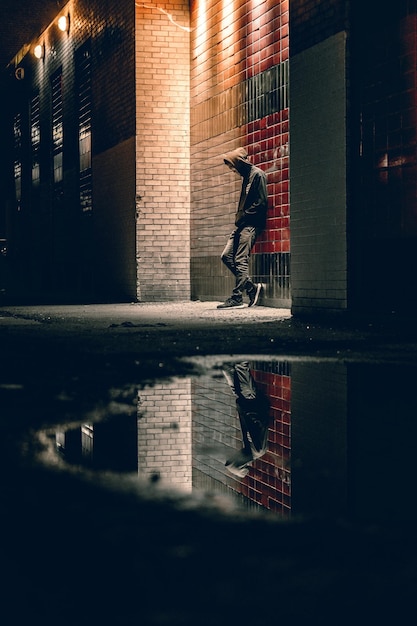 Photo photo d'un garçon debout la nuit