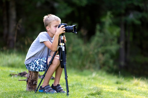 Photo de garçon enfant avec appareil photo trépied